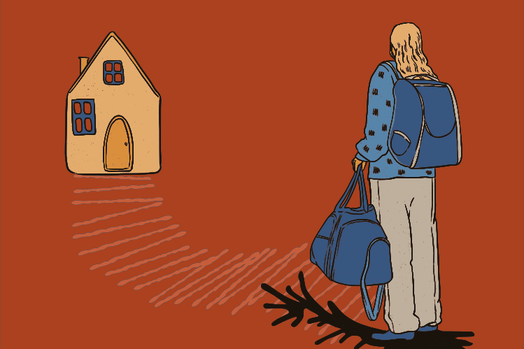 Pessoa com mochila e bolsa se afasta da casa