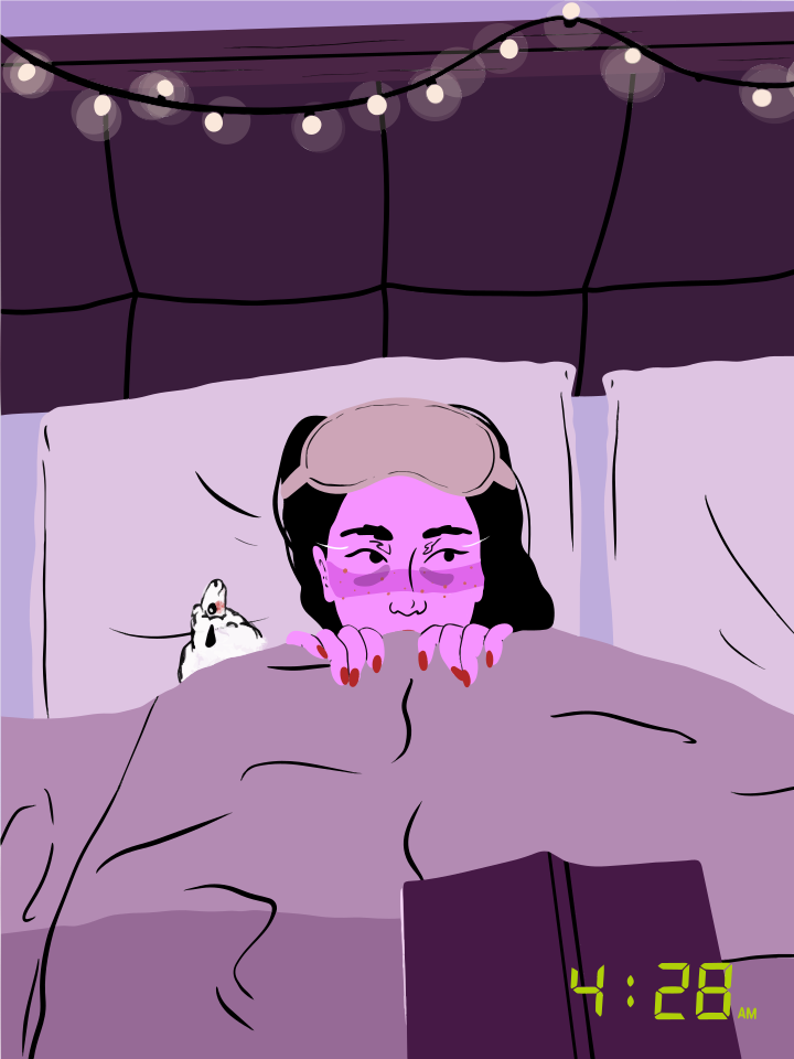 Wanita di tempat tidur dengan masker tidur, memeriksa waktu pada pukul 4:28.