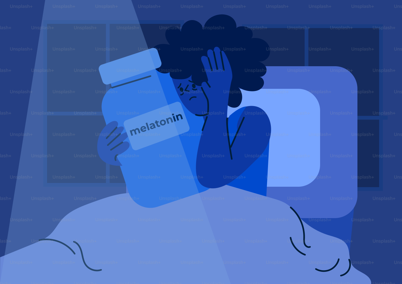 Orang di tempat tidur memegang botol melatonin besar