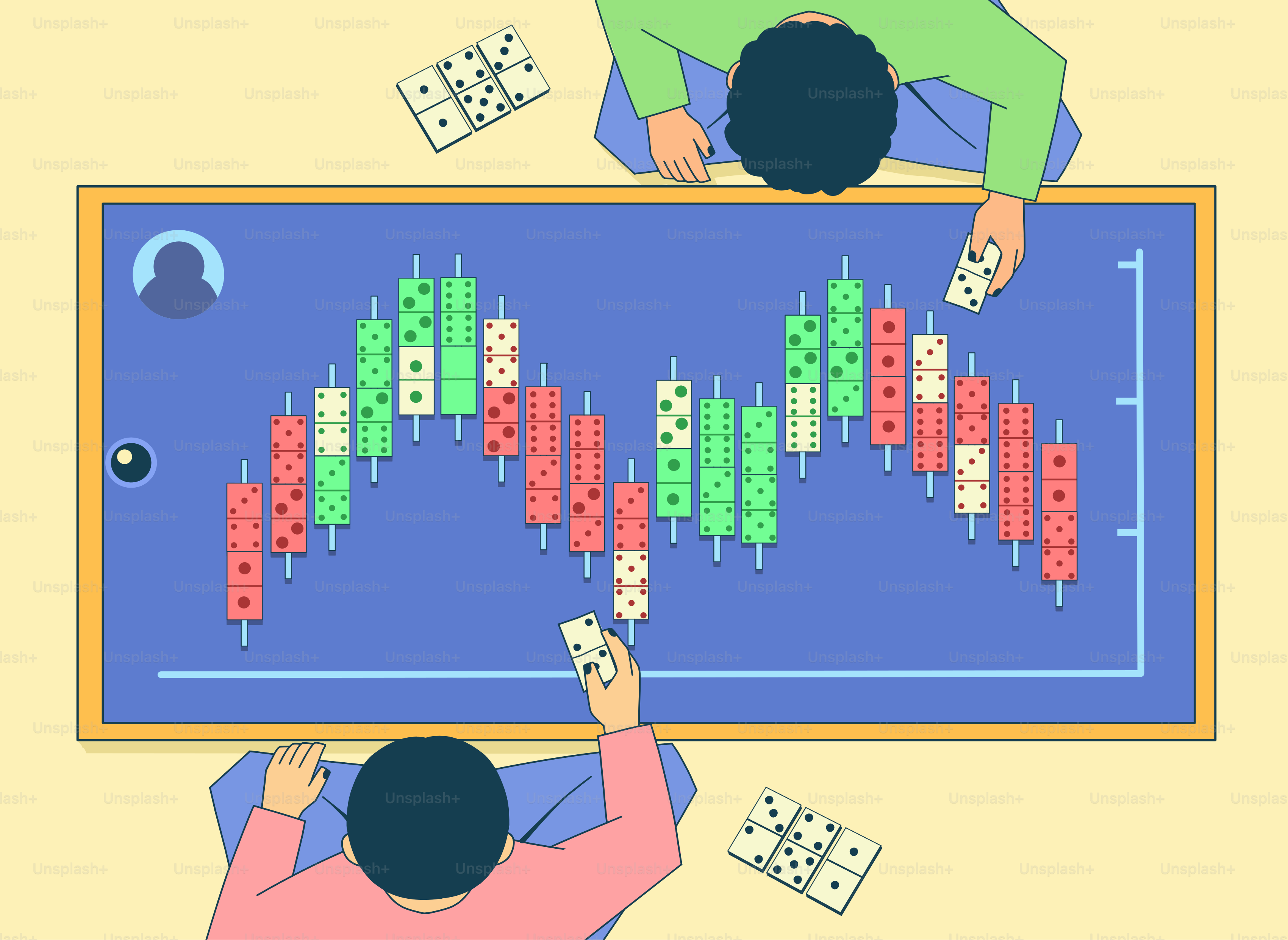 Dos personas jugando a dominó en una mesa de cartas de velas.