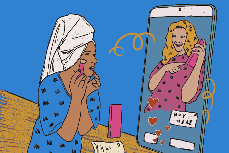 Mulher aplica maquiagem, inspirada por influenciadora de beleza no smartphone