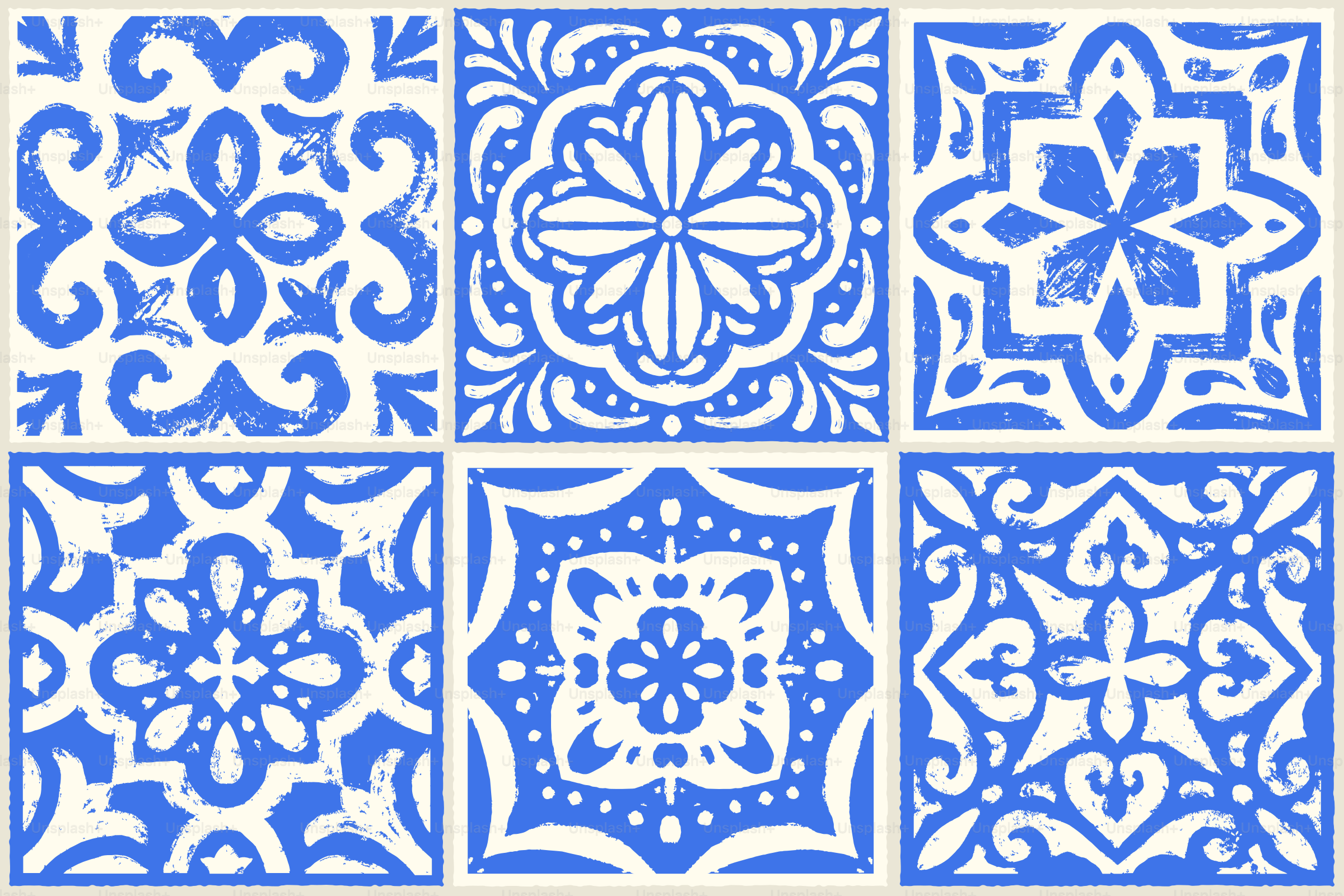 Koleksi ubin keramik bermotif biru dan putih.
