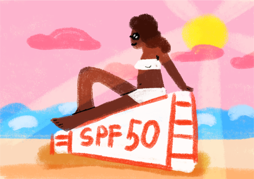 Wanita berbikini di tabung spf 50 di bawah langit cerah.