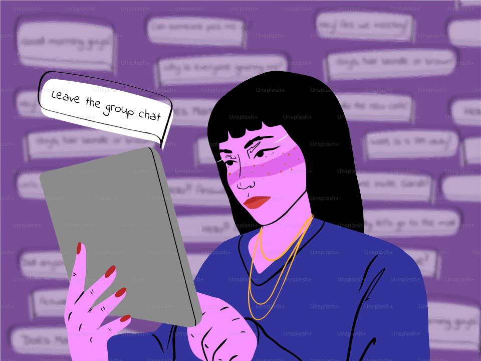 「グループチャットを離れてください」というメッセージが表示されたタブレットを見ている女性。