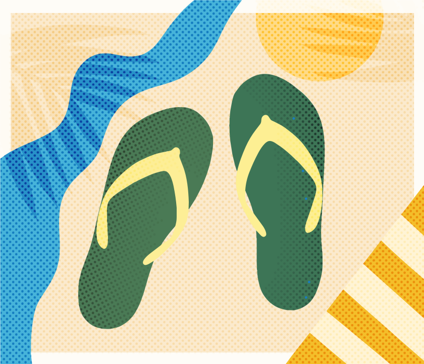 Tongs vertes sur le sable avec le soleil et l’eau