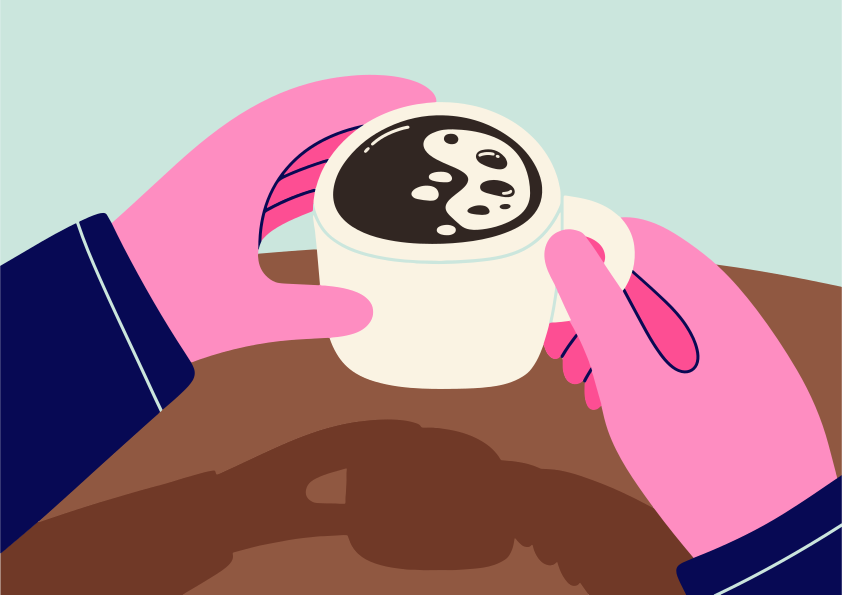 Tangan memegang mug dengan seni kopi yin yang