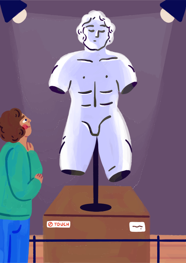 Donna che osserva una statua antica del torso maschile in museo