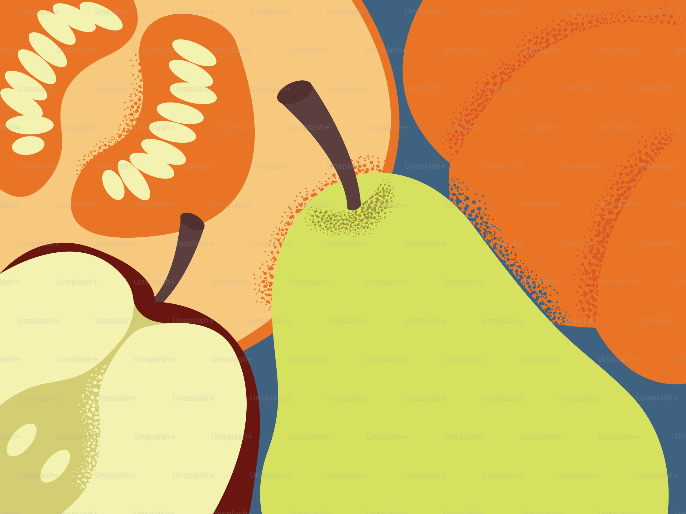 Ein halbierter Apfel, eine grüne Birne und Orangenfrüchtescheiben auf blauem Hintergrund