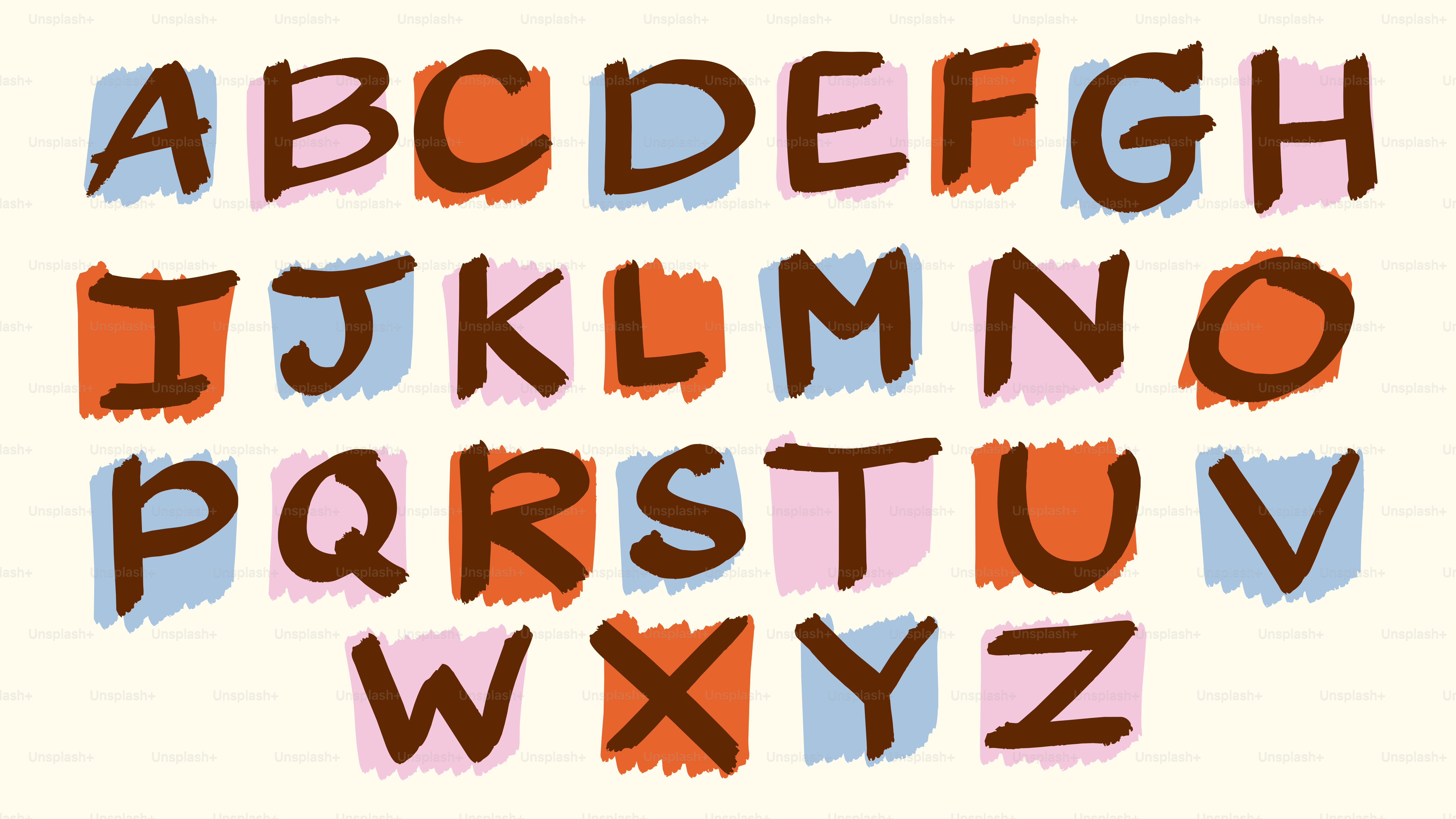 Das Alphabet in braunen, handgezeichneten Buchstaben auf bunten rechteckigen Patches