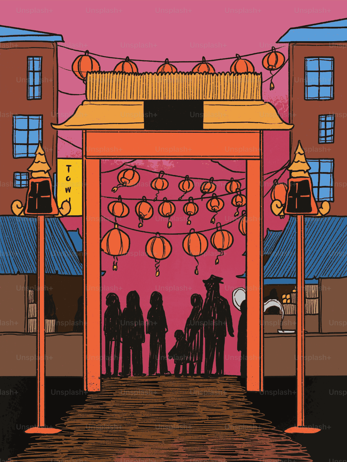 Uma família parada sob um portão tradicional decorado com lanternas de papel laranja penduradas