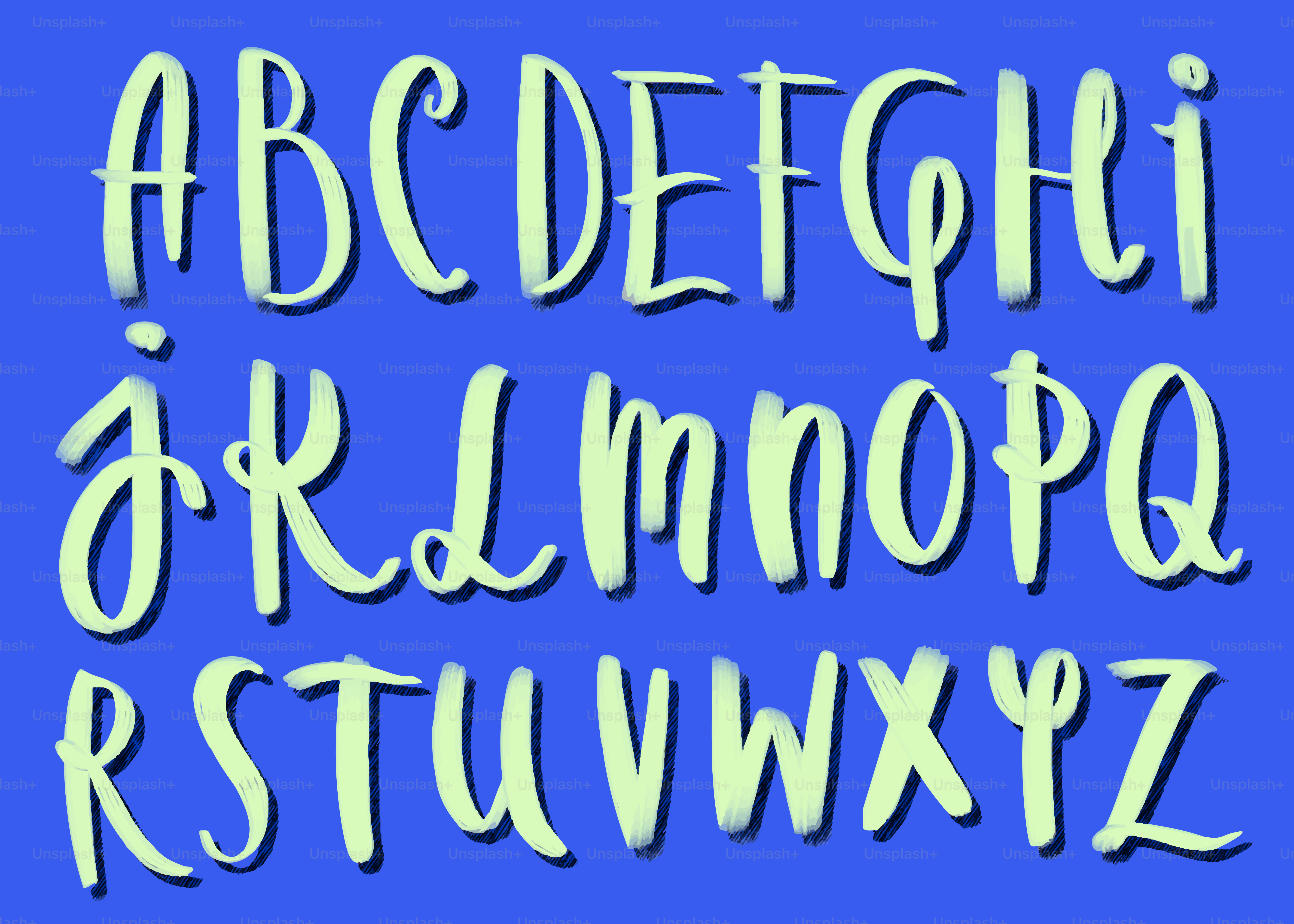 Handgeschriebene hellgrüne Großbuchstaben des Alphabets auf blauem Hintergrund