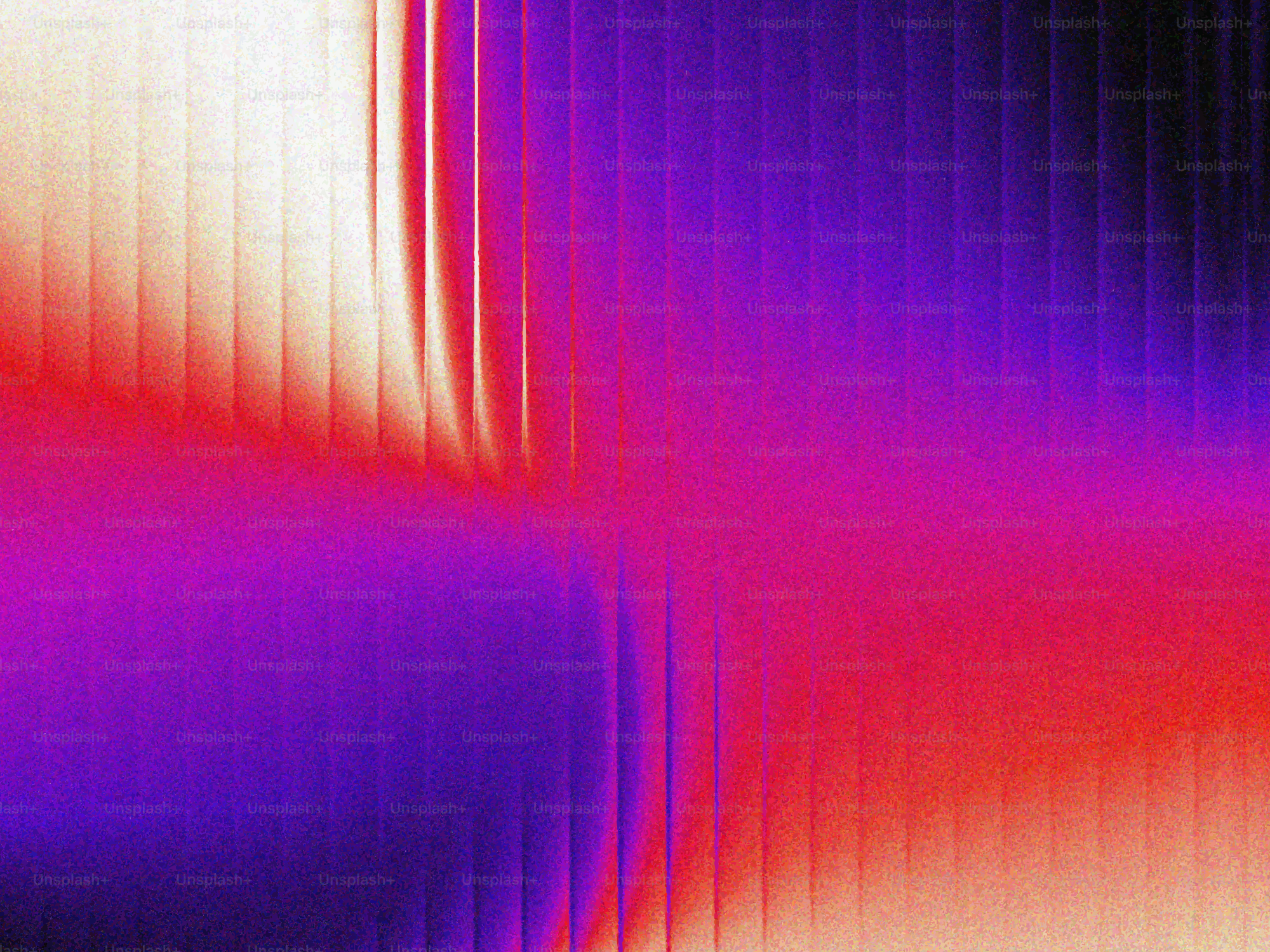 Dégradé abstrait passant d’un violet profond à un rouge vif avec des traînées de lumière verticales